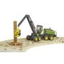 Bruder tractor forestier John Deere 1270G cu un bustean